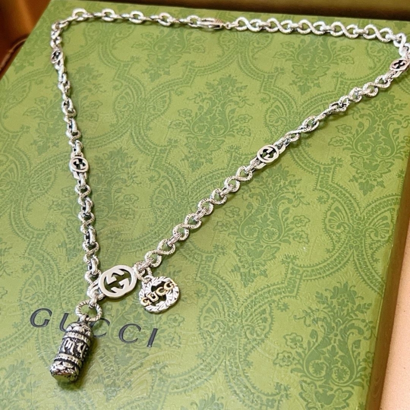 G*u*i necklaces